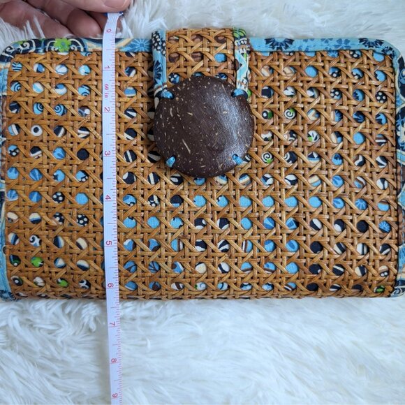 Vera Bradley, Tiki Clutch in Bali Blue Print, Coconut Button, Woven Rattan, RARE - Picture 10 of 10